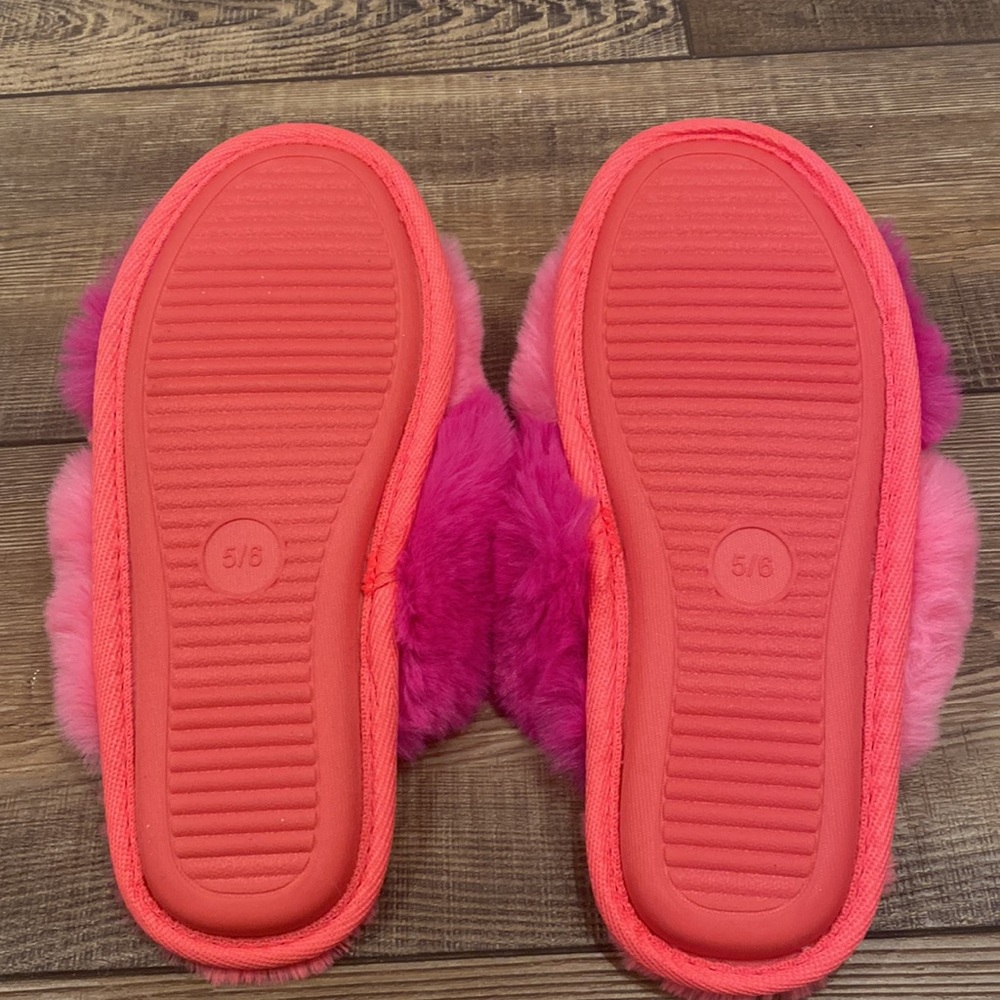 🌟NWOT🌟 Hot Pink Fuzzy Crossed Open Toe Slippers- STARS ABOVE - Picture 2 of 5